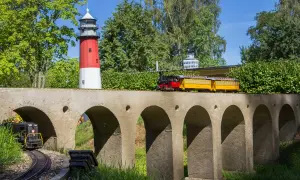 Dziwnów pociągiem? Odkryj najlepszą trasę i uniknij korków!