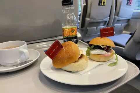 Pendolino 1 klasa: Posiłki, komfort, saloniki czy warto dopłacić?