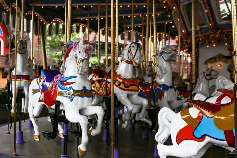 Disneyland Paris: Atrakcje dla każdego? Przewodnik po parkach!