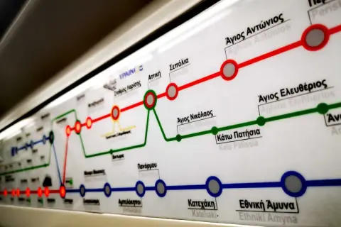 Mapa metra w Atenach z zaznaczonymi liniami i stacjami.