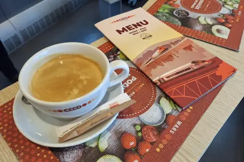 Ile kosztuje kawa w Intercity? Cennik WARS i sposoby zamówienia