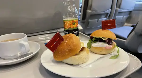 Pendolino 1 klasa: Posiłki, komfort, saloniki czy warto dopłacić?