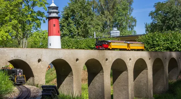 Dziwnów pociągiem? Odkryj najlepszą trasę i uniknij korków!