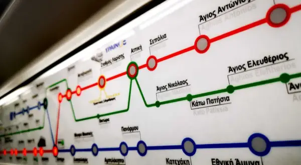 Mapa metra w Atenach z zaznaczonymi liniami i stacjami.