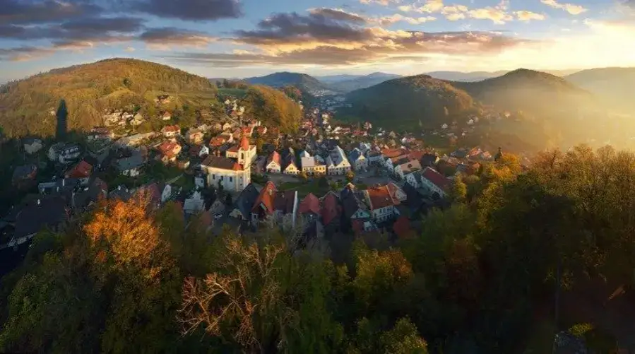 &Scaron;tramberk wieża Tr&uacute;ba i drewniane domy