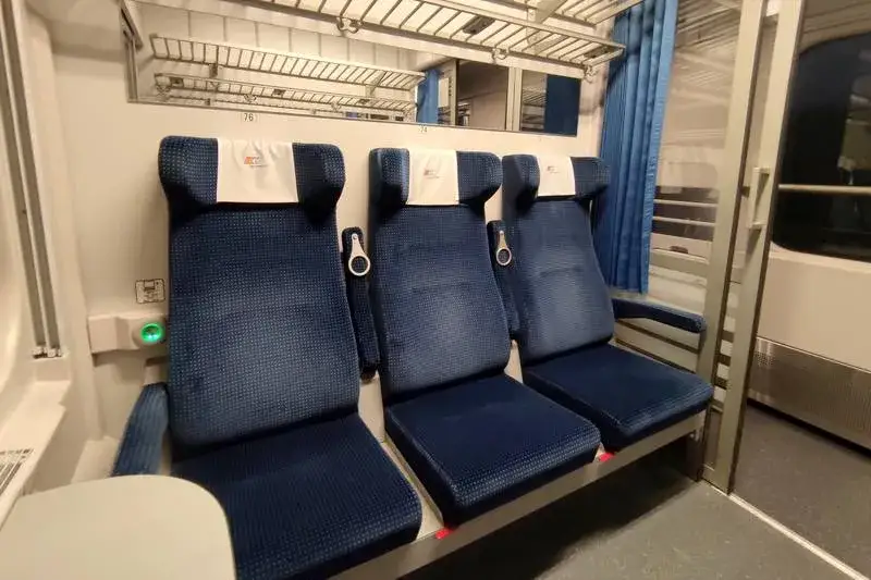 wnętrze wagonu pociągu TLK przedziałowy