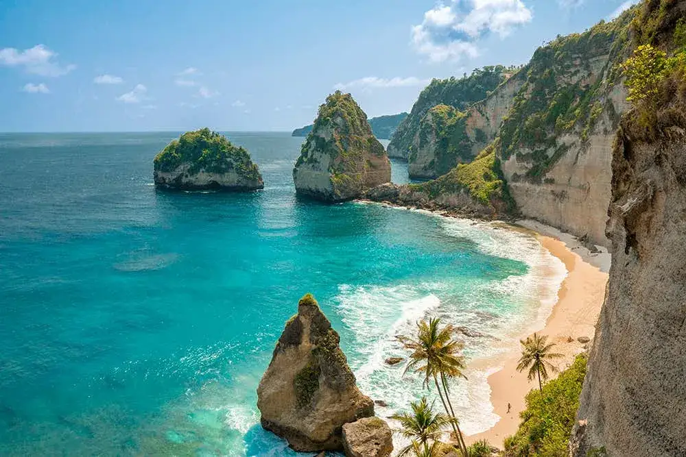 piękna i spokojna plaża na Bali o wschodzie słońca