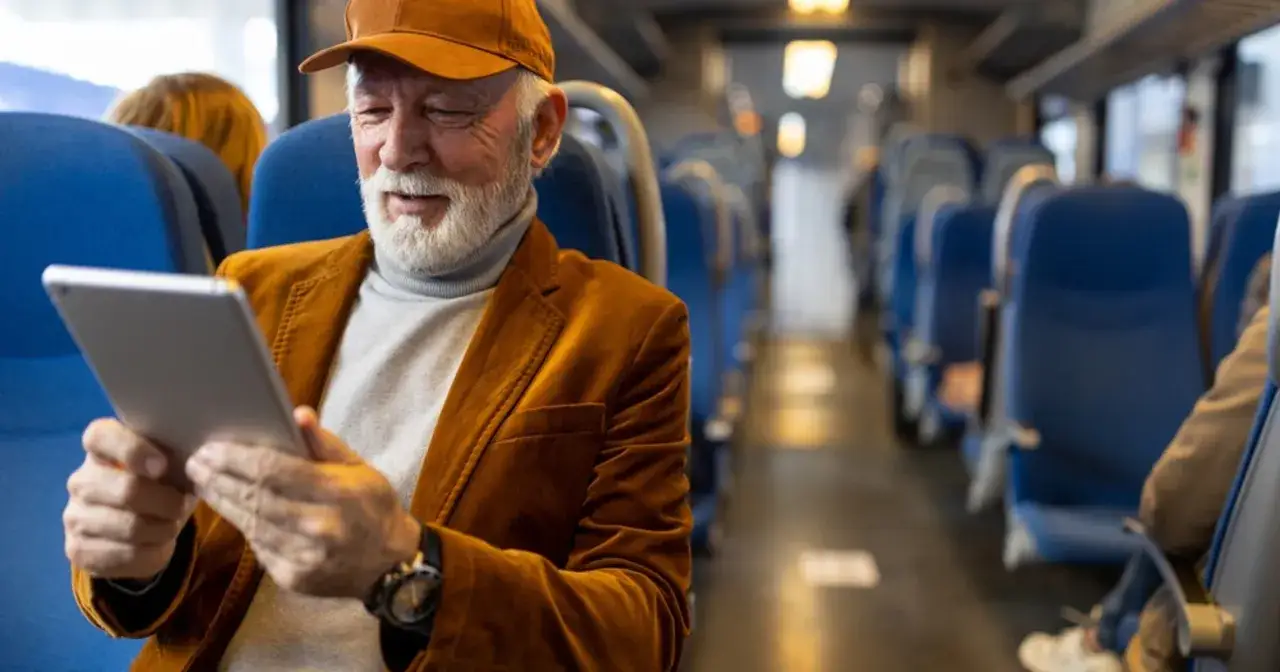 senior podróżujący pociągiem pkp intercity z dowodem osobistym