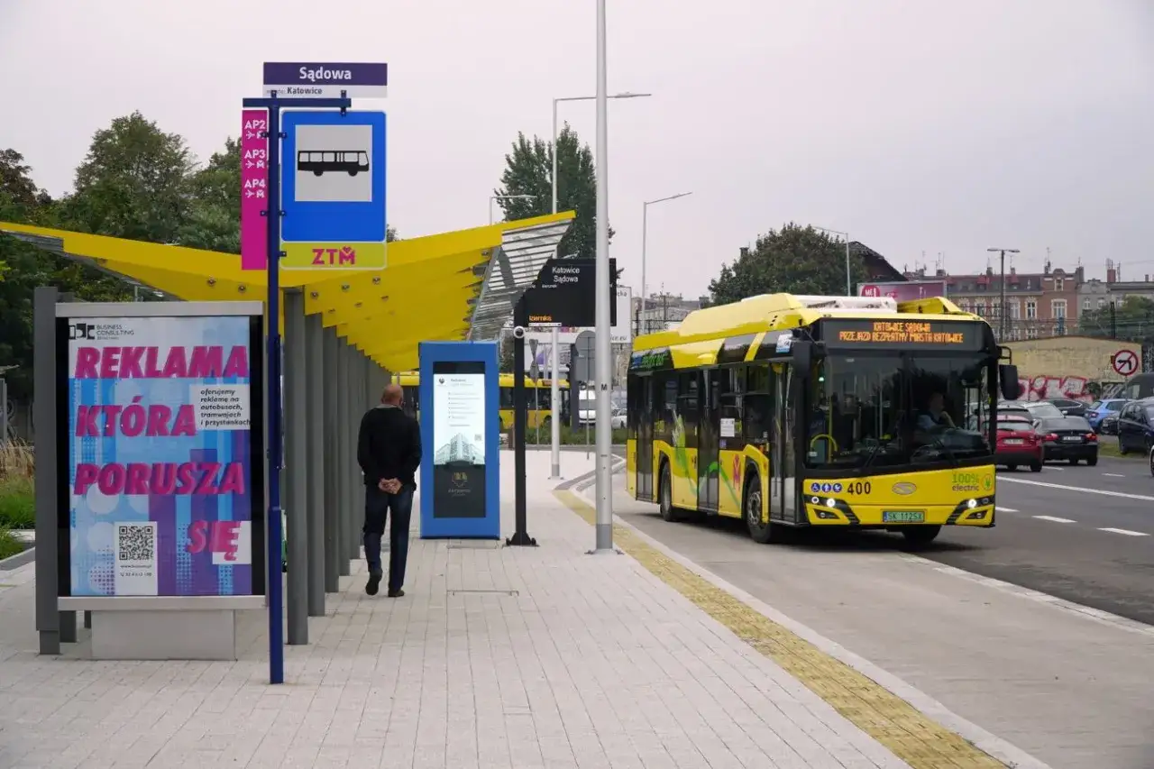 Dworzec autobusowy Katowice Sądowa tablica odjazdów