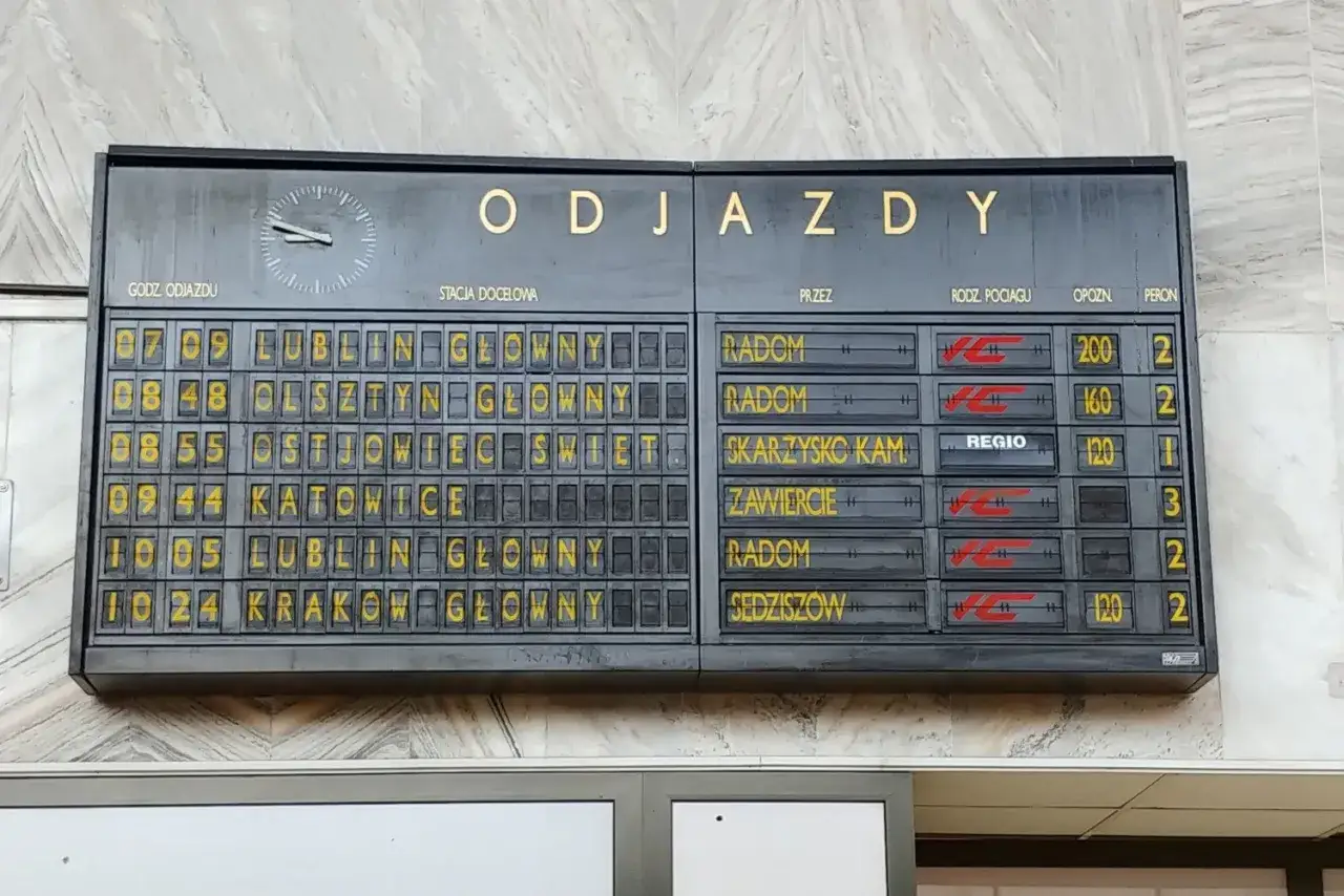 Tablica odjazdów pociągów dworzec