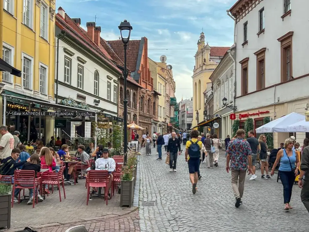 star&oacute;wka w Wilnie turyści ulica