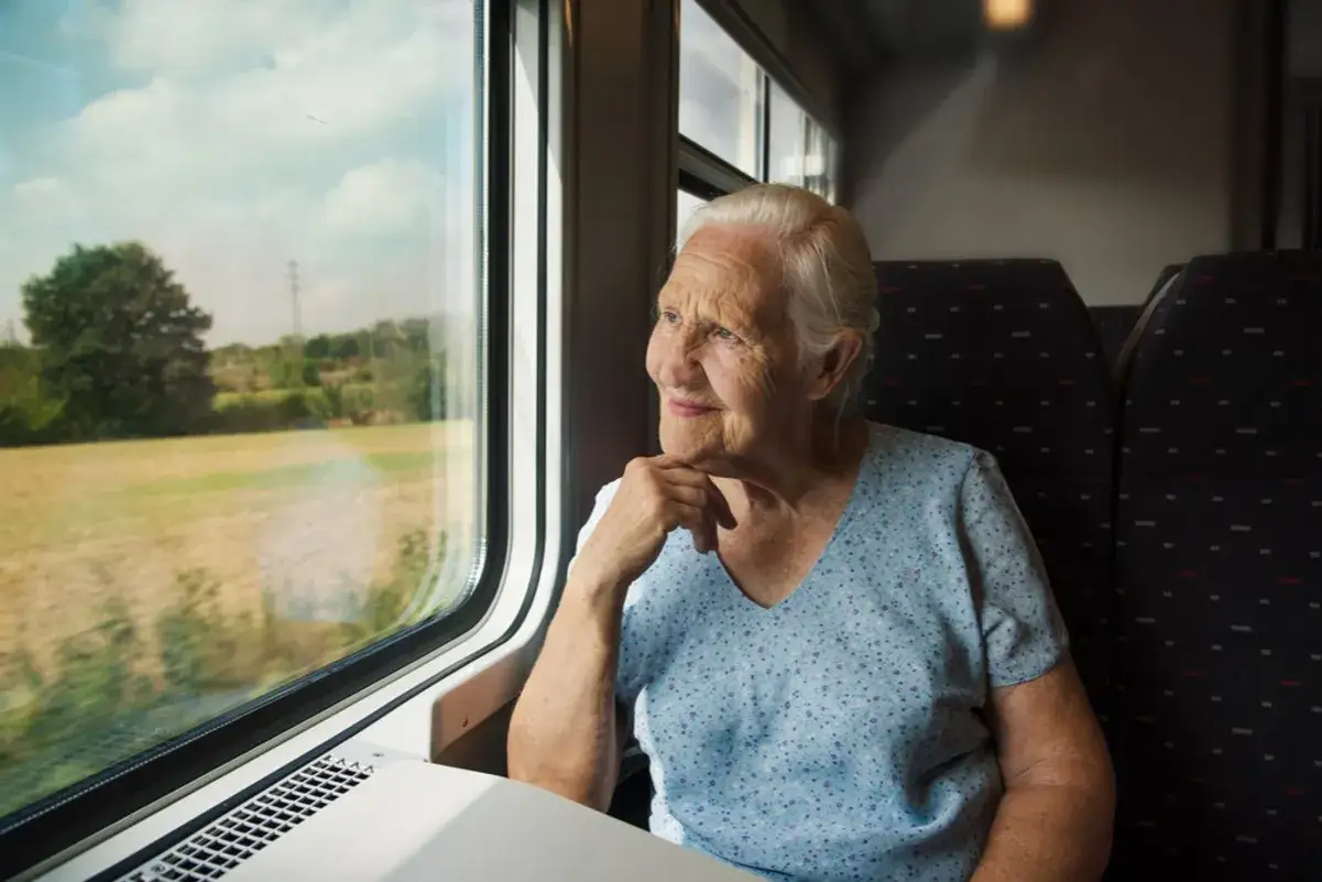 seniorzy podr&oacute;żujący pociągiem