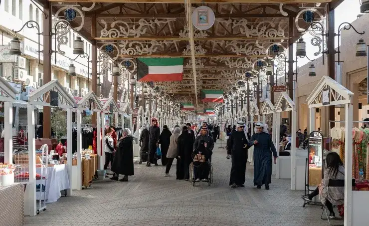ludzie na tradycyjnym targu Souk Al-Mubarakiya w Kuwejcie