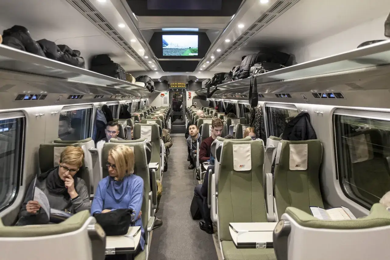 Wnętrze pociągu PKP Intercity IC klasa 2