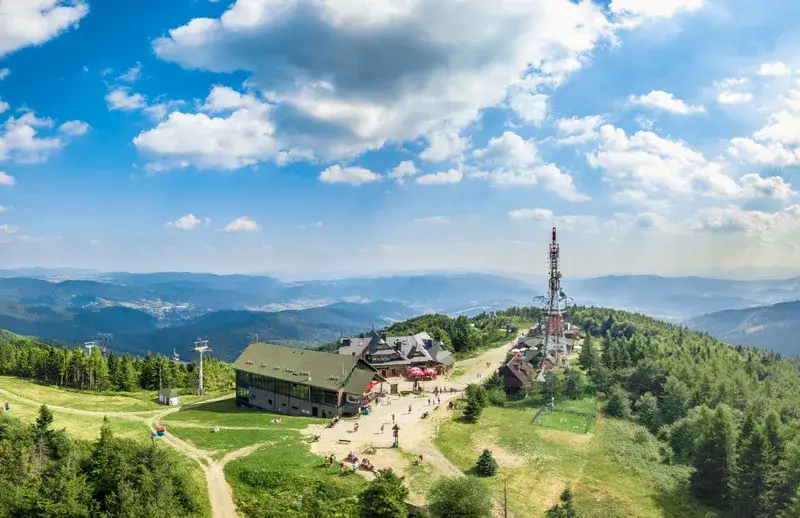szlak g&oacute;rski w Beskidzie Sądeckim latem