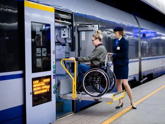 osoba na w&oacute;zku inwalidzkim wsiadająca do pociągu PKP Intercity