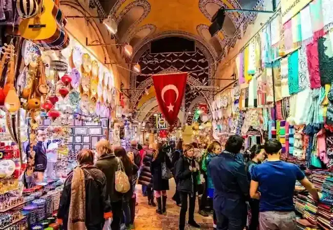 turysta na Wielkim Bazarze w Stambule