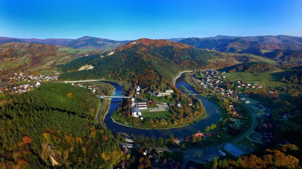 Piwniczna-Zdrój panorama z rzeką Poprad i górami