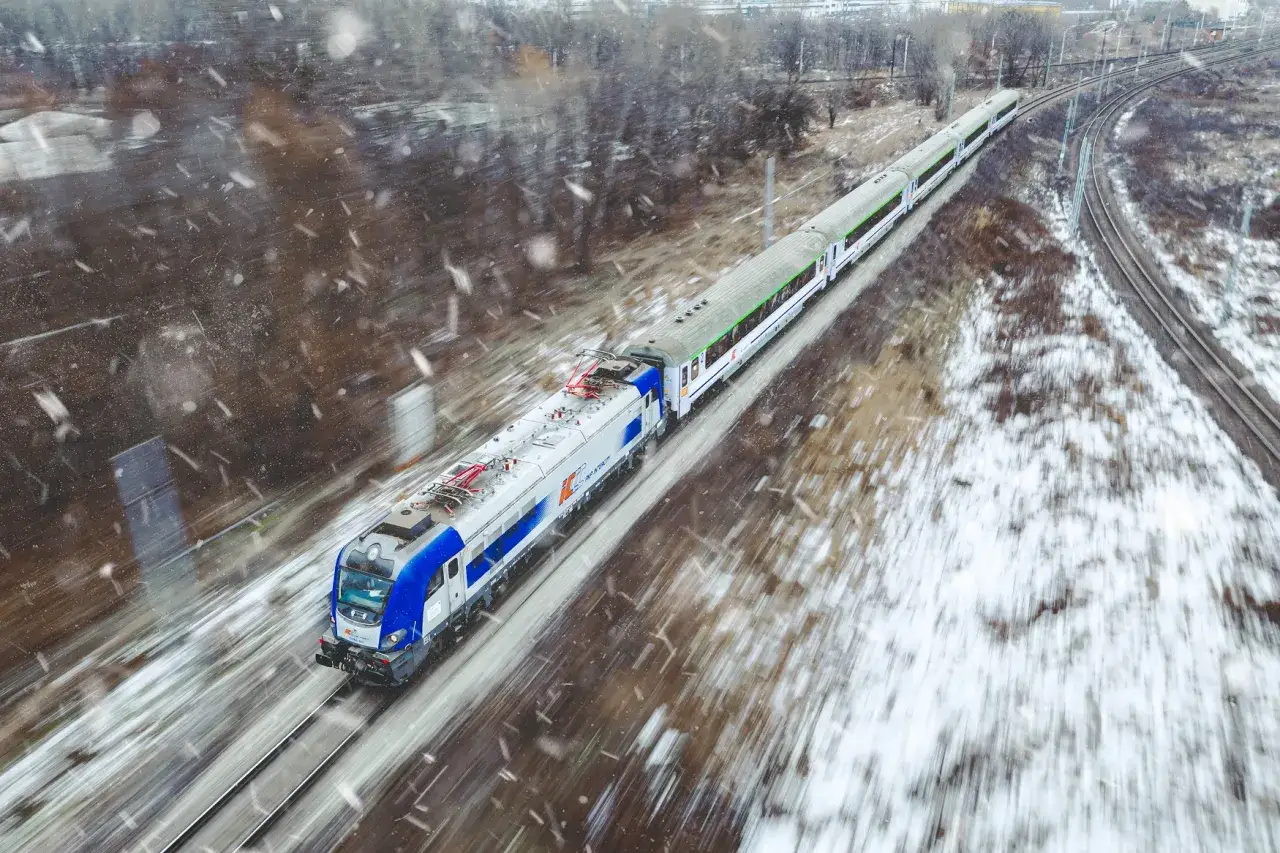 Pociąg EIC PKP Intercity na torach