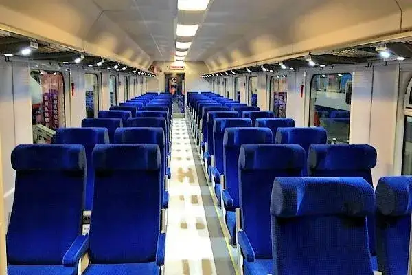 wnętrze wagonu pociągu TLK