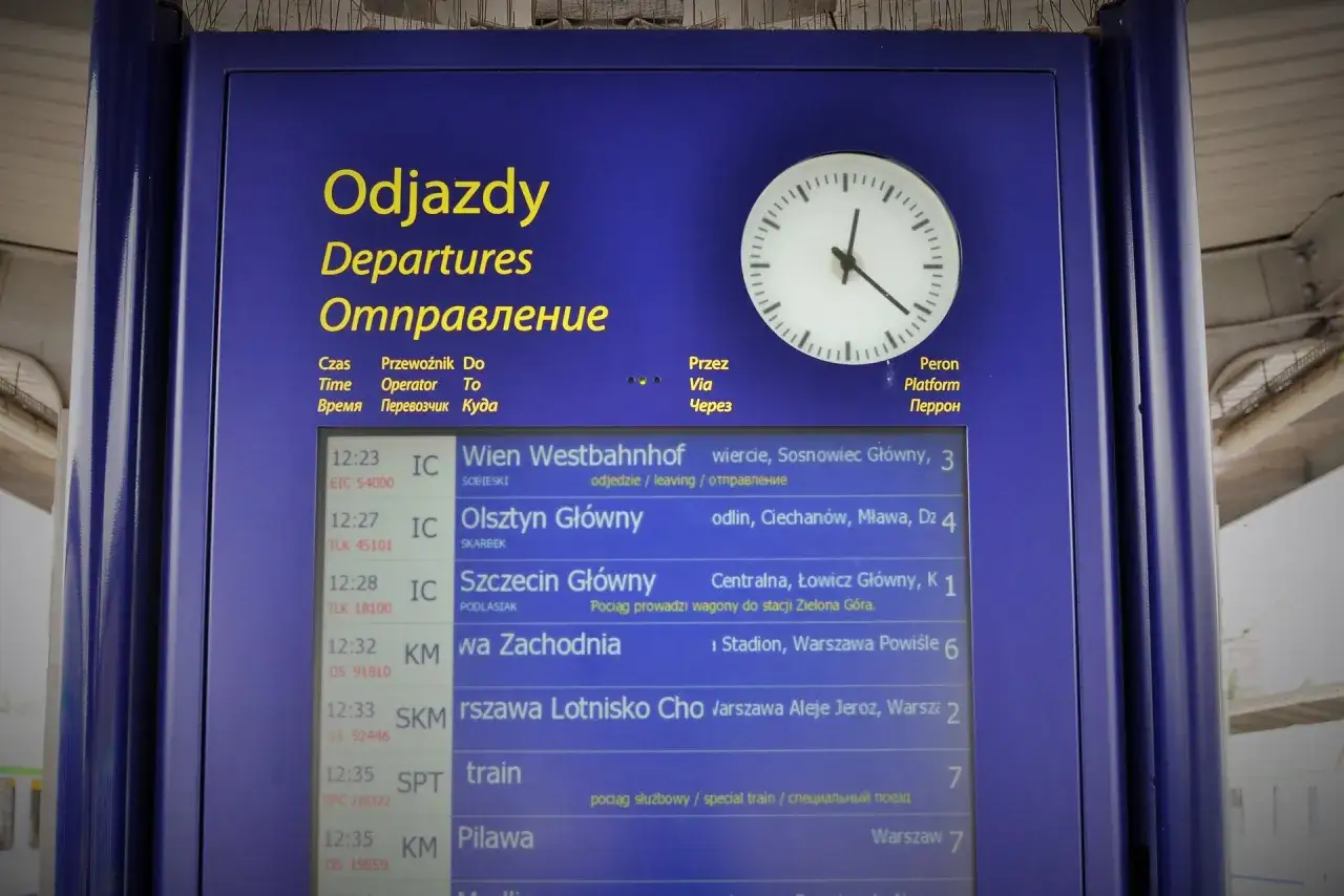 Tablica odjazd&oacute;w pociąg&oacute;w Kolei Mazowieckich