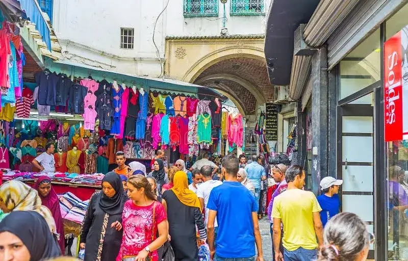 zatłoczony bazar (souk) w Tunezji
