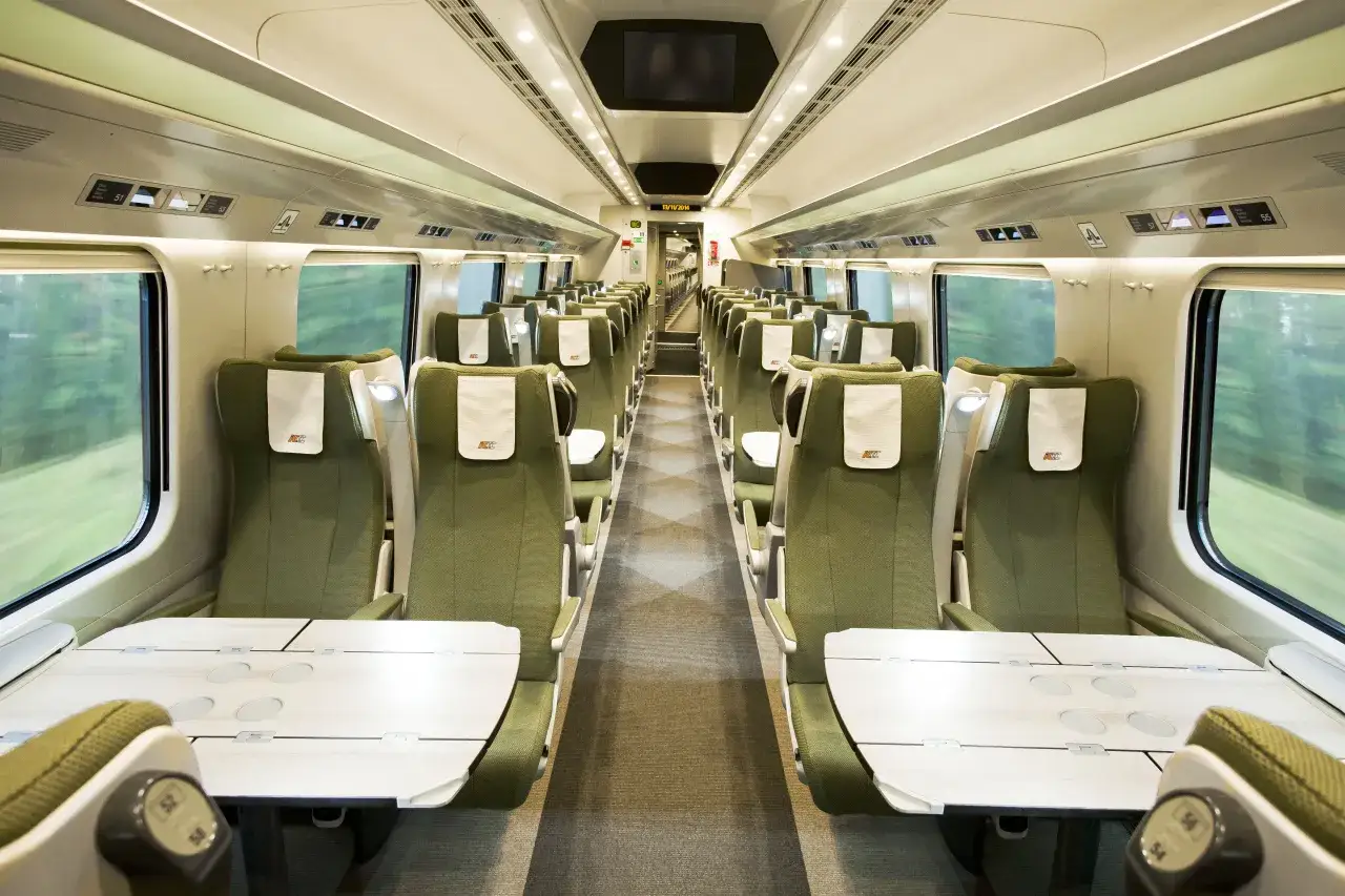 regały bagażowe w pociągu intercity