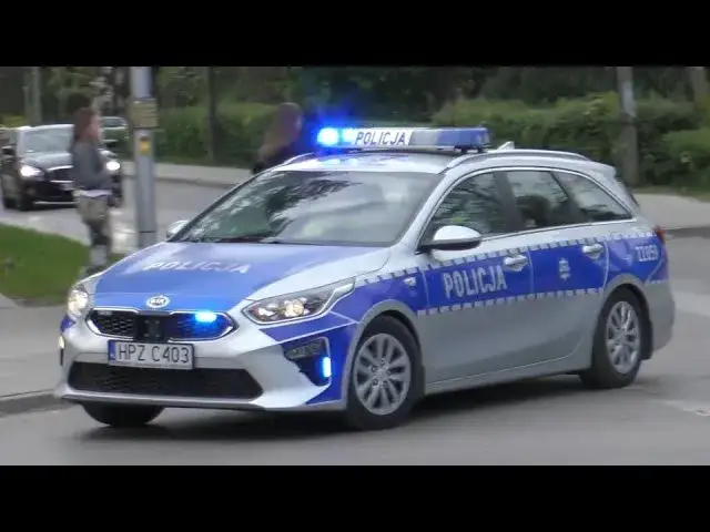 polski radiowóz policyjny na sygnale