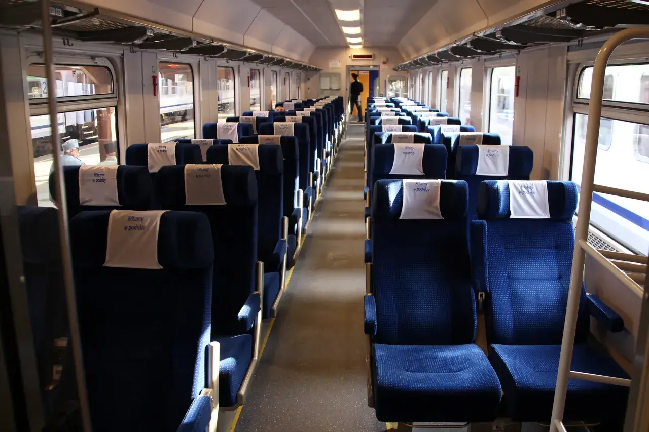 Wnętrze wagonu TLK przedział 2 klasa