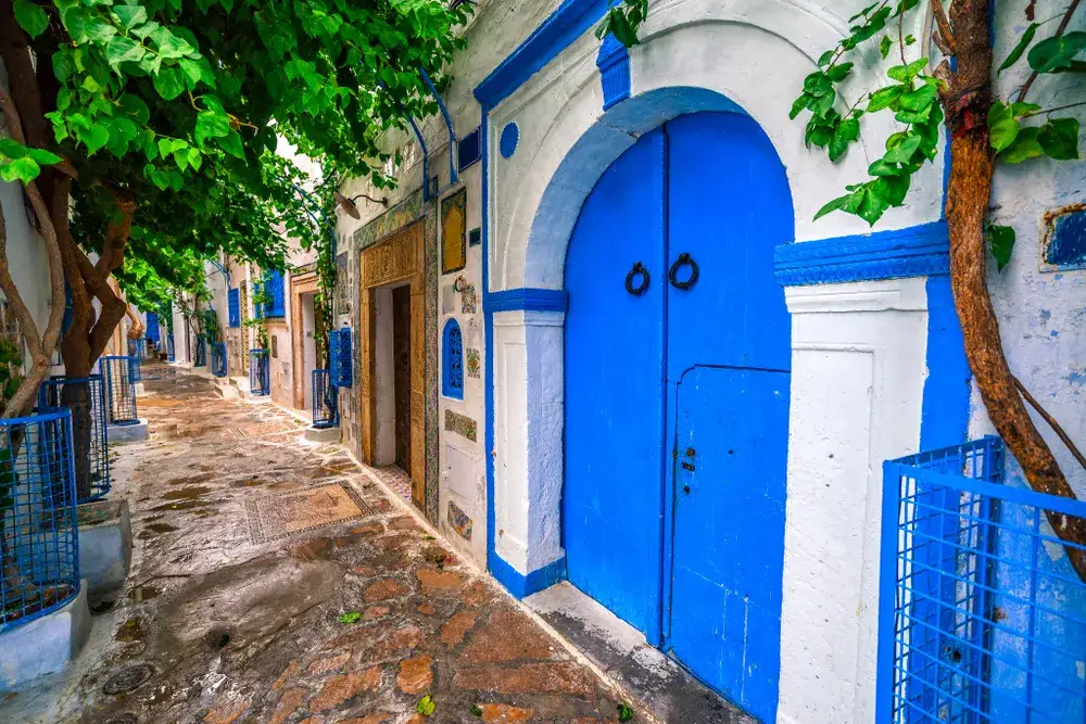 wąskie uliczki medyny w Hammamet Tunezja