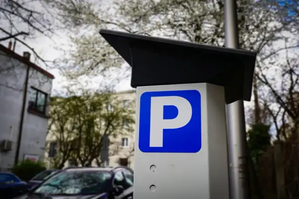 Parking Katowice PKP: Gdzie parkować tanio i bezpiecznie? Porównanie