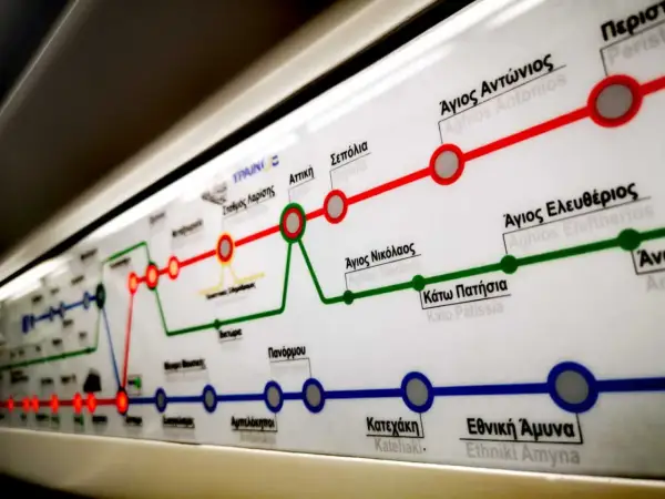 Mapa metra w Atenach z zaznaczonymi liniami i stacjami.